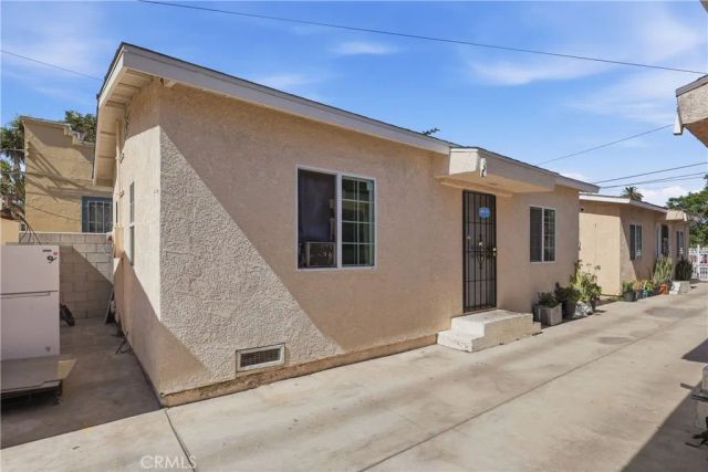 5017 S San Pedro, Los Angeles, CA 90011