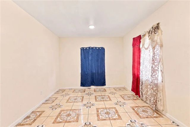 5017 S San Pedro, Los Angeles, CA 90011