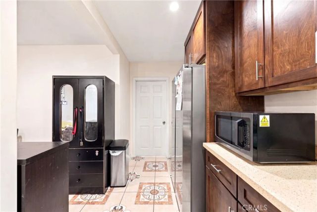 5017 S San Pedro, Los Angeles, CA 90011