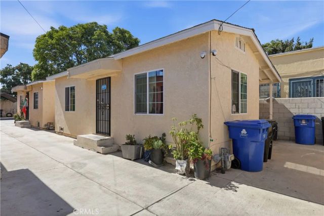 5017 S San Pedro, Los Angeles, CA 90011