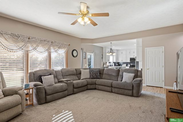 323 Pheasant Run Lane, Papillion, NE 68046