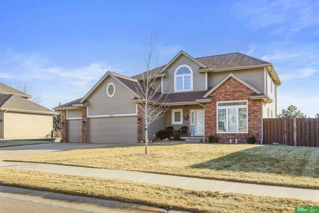 323 Pheasant Run Lane, Papillion, NE 68046