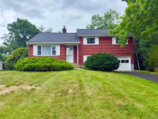 10 Abbie Lane, Hyde Park, NY 12538