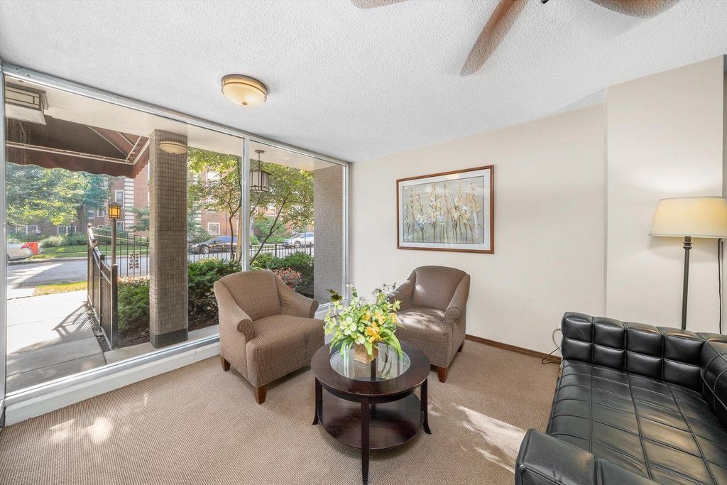 201 S Maple Avenue 210, Oak Park, IL 60302 — photo 2
