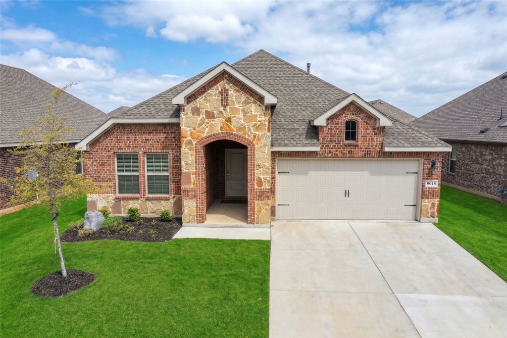 9813 Daisy Mae Lane, Aubrey, TX 76227