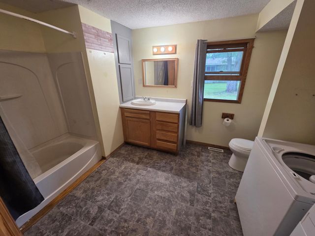 1005 Golf Course Road, Monticello, MN 55362