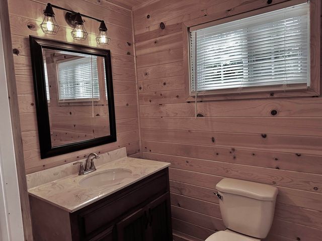 240 CATFISH LANE LN, Crump, TN 38327