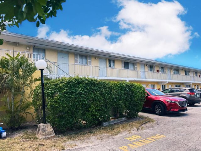 1501 Crescent Circle, West Palm Beach, FL 33403