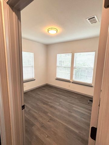 722 SE 11th Street, Grand Prairie, TX 75051