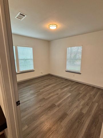 722 SE 11th Street, Grand Prairie, TX 75051