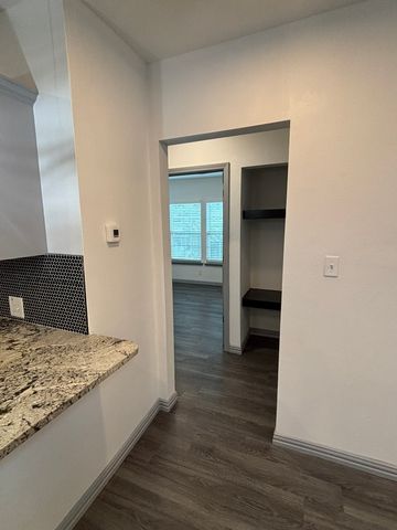 722 SE 11th Street, Grand Prairie, TX 75051