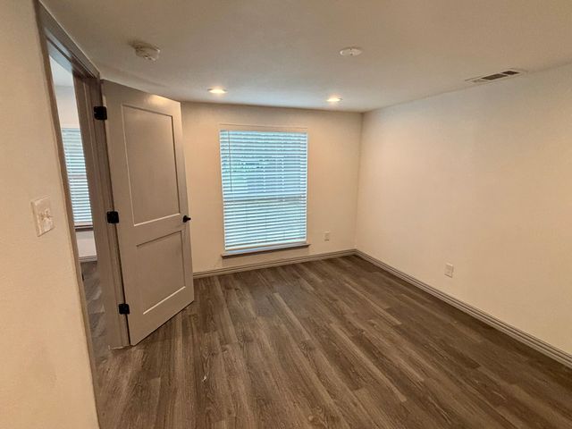722 SE 11th Street, Grand Prairie, TX 75051