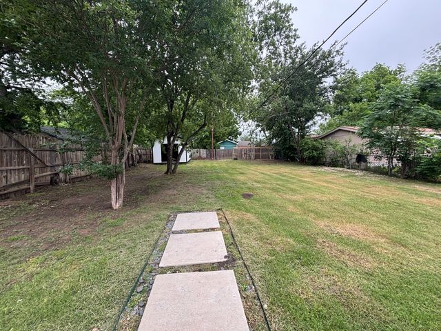 722 SE 11th Street, Grand Prairie, TX 75051