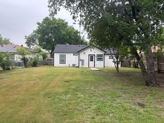 722 SE 11th Street, Grand Prairie, TX 75051