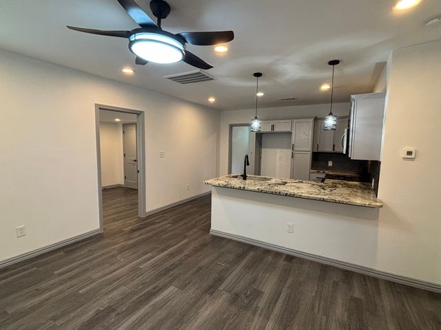 722 SE 11th Street, Grand Prairie, TX 75051