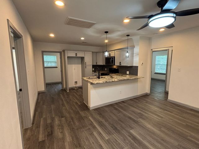 722 SE 11th Street, Grand Prairie, TX 75051