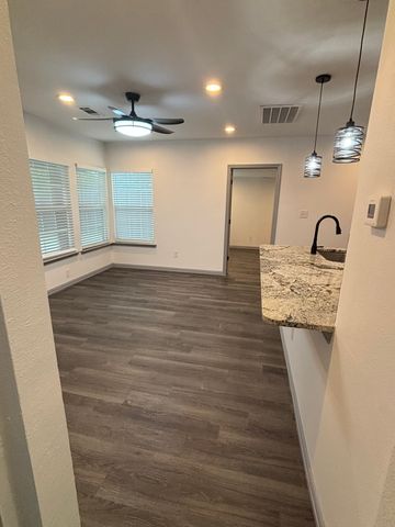 722 SE 11th Street, Grand Prairie, TX 75051