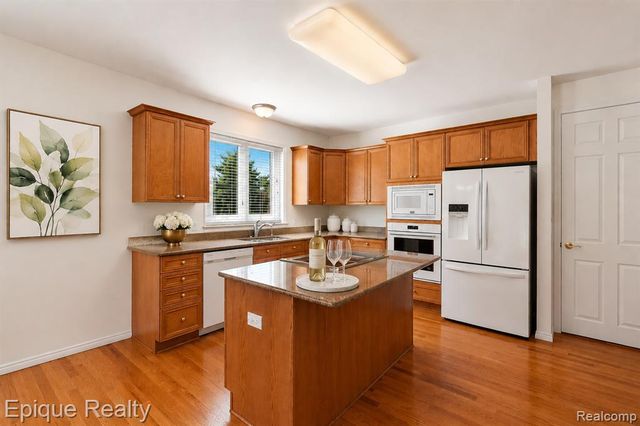 5675 Golf Pointe Drive, Clarkston, MI 48348