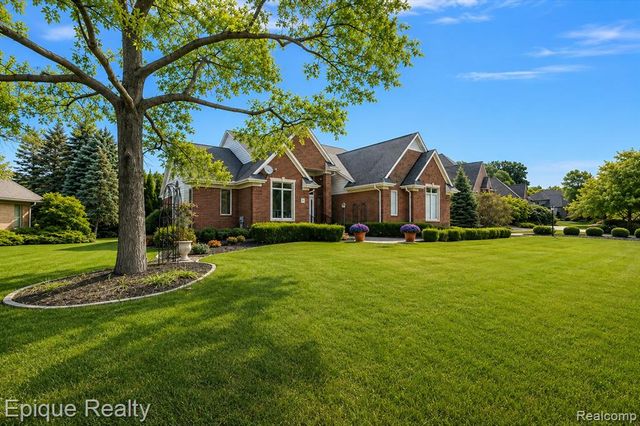5675 Golf Pointe Drive, Clarkston, MI 48348