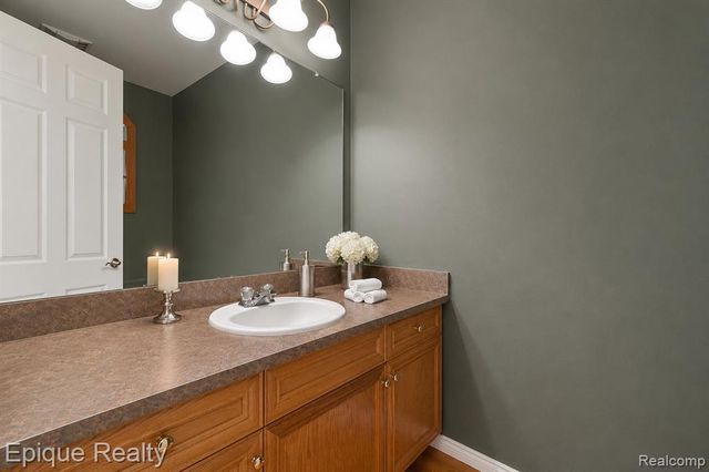 5675 Golf Pointe Drive, Clarkston, MI 48348
