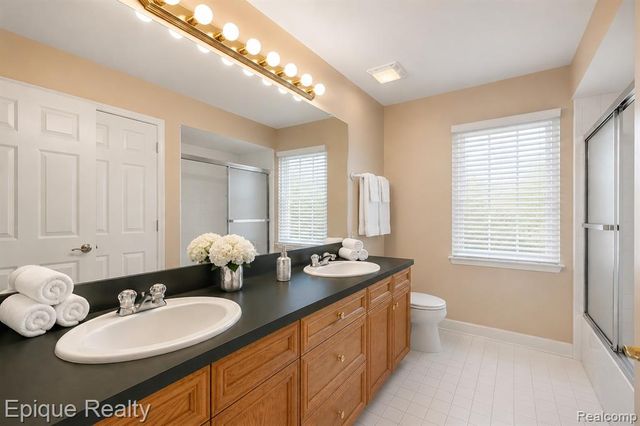 5675 Golf Pointe Drive, Clarkston, MI 48348