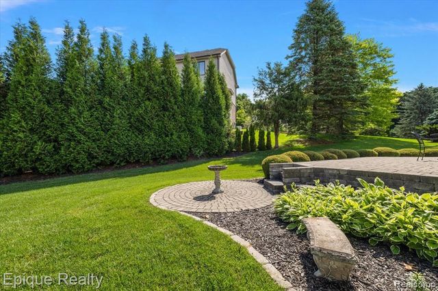 5675 Golf Pointe Drive, Clarkston, MI 48348