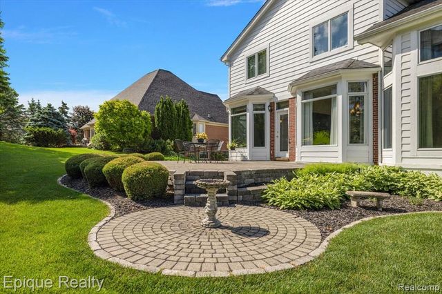5675 Golf Pointe Drive, Clarkston, MI 48348