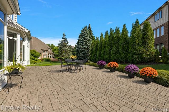 5675 Golf Pointe Drive, Clarkston, MI 48348