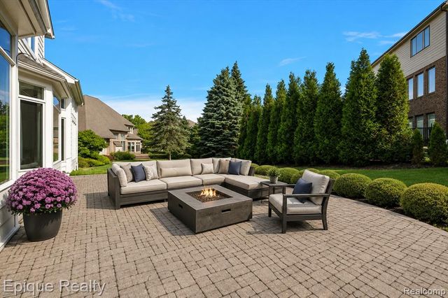 5675 Golf Pointe Drive, Clarkston, MI 48348