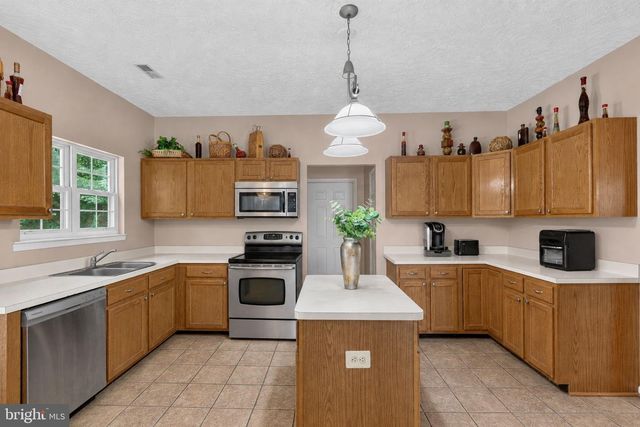 9106 HELMSLEY DR, Clinton, MD 20735