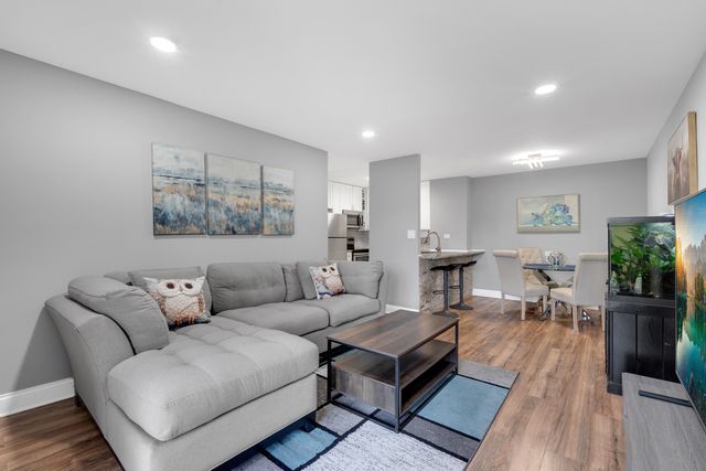 5600 ASTOR Lane 320, Rolling Meadows, IL 60008
