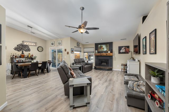2845 Kensington Court, Hanford, CA 93230