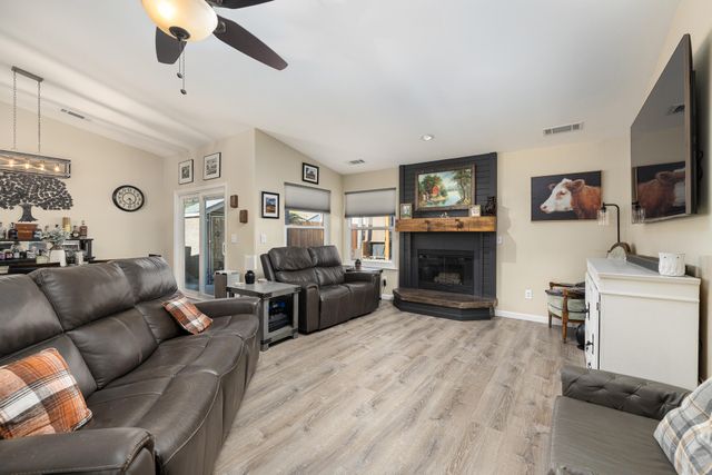 2845 Kensington Court, Hanford, CA 93230