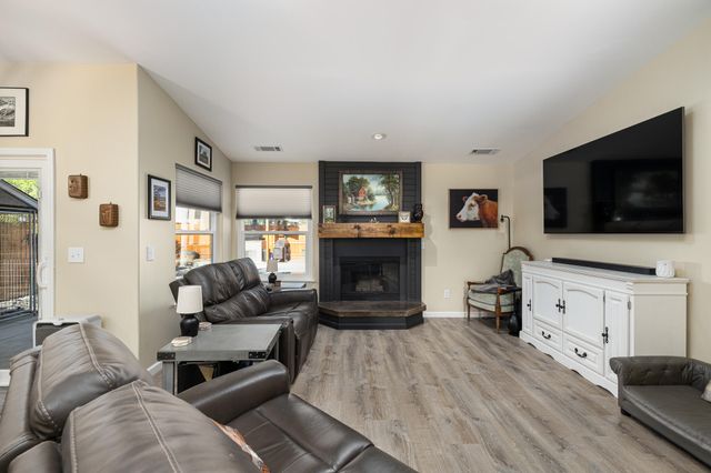 2845 Kensington Court, Hanford, CA 93230