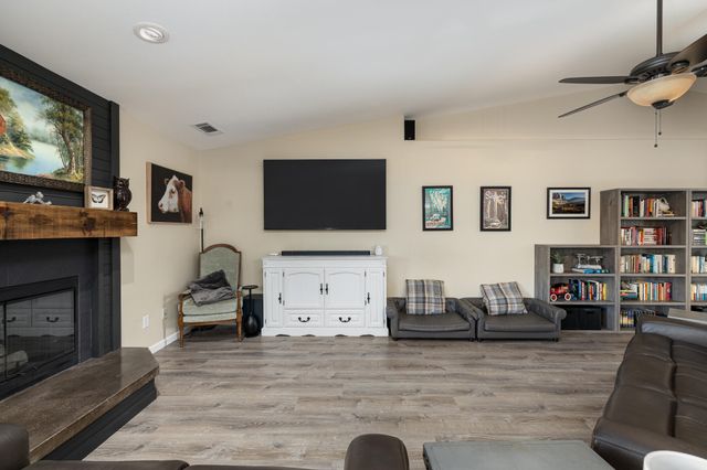 2845 Kensington Court, Hanford, CA 93230