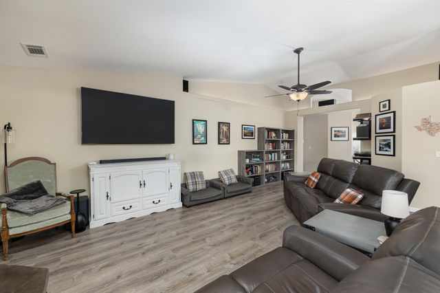 2845 Kensington Court, Hanford, CA 93230