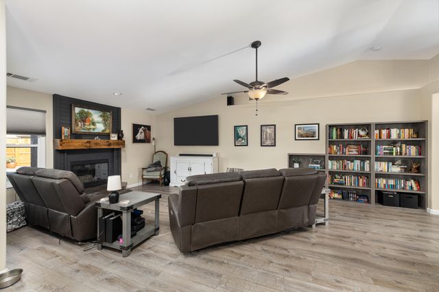 2845 Kensington Court, Hanford, CA 93230