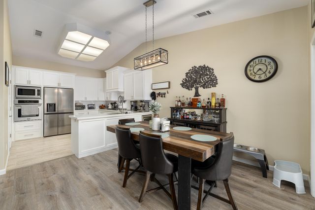 2845 Kensington Court, Hanford, CA 93230