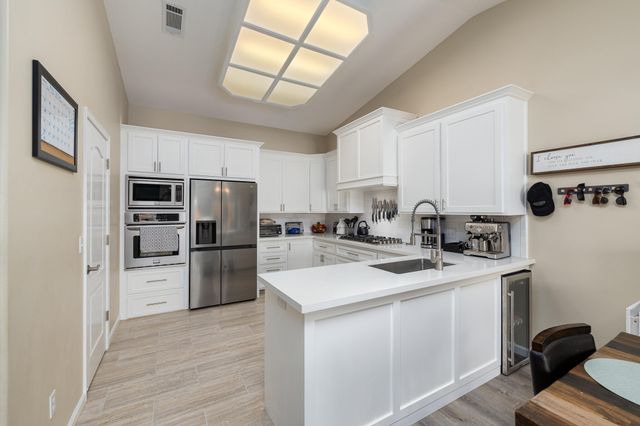 2845 Kensington Court, Hanford, CA 93230