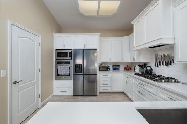 2845 Kensington Court, Hanford, CA 93230