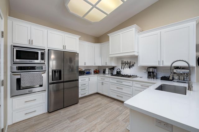 2845 Kensington Court, Hanford, CA 93230