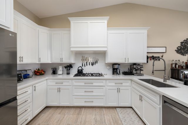 2845 Kensington Court, Hanford, CA 93230