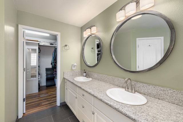 2845 Kensington Court, Hanford, CA 93230