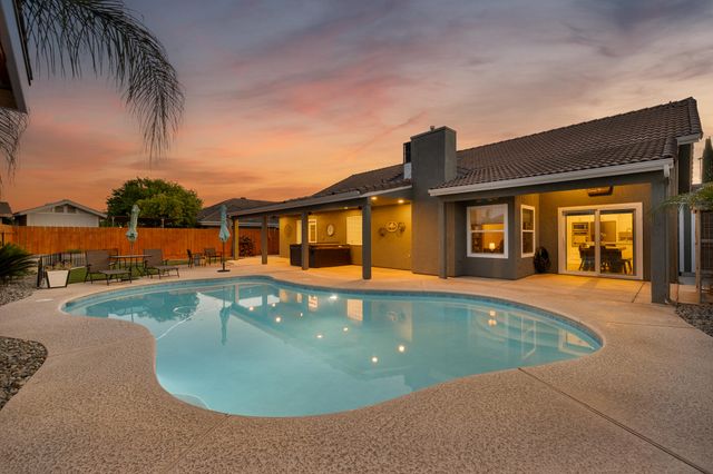 2845 Kensington Court, Hanford, CA 93230