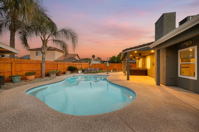 2845 Kensington Court, Hanford, CA 93230