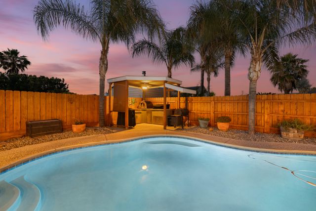 2845 Kensington Court, Hanford, CA 93230
