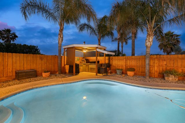 2845 Kensington Court, Hanford, CA 93230