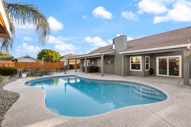 2845 Kensington Court, Hanford, CA 93230
