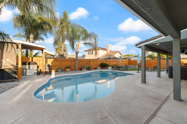 2845 Kensington Court, Hanford, CA 93230