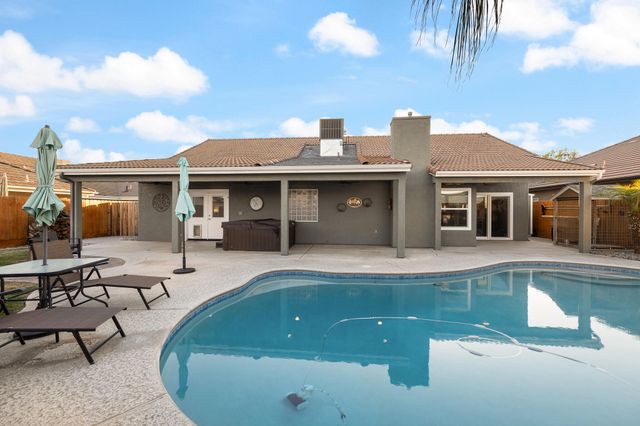 2845 Kensington Court, Hanford, CA 93230